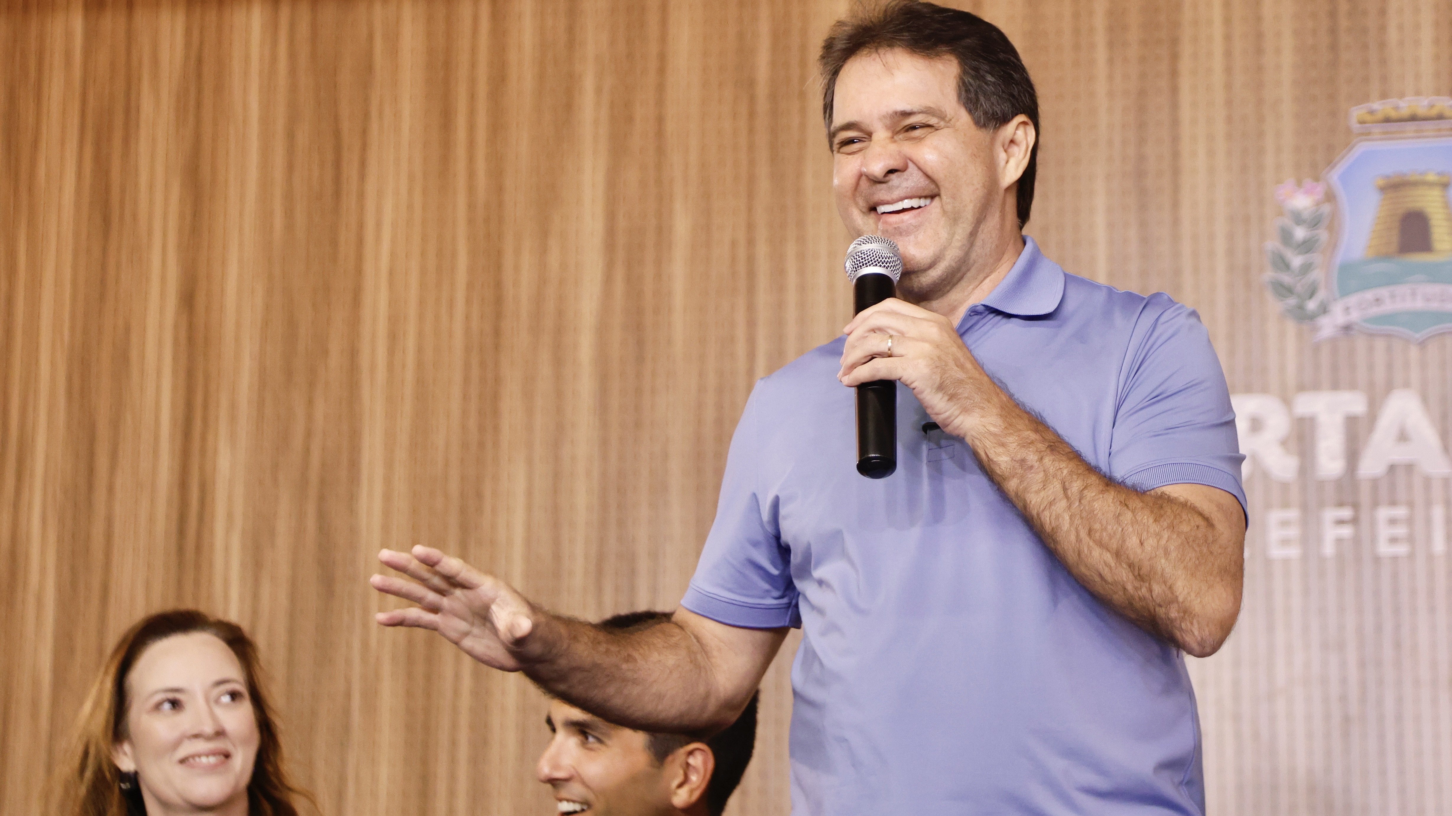 prefeito falando no auditório do paço durante a coletiva